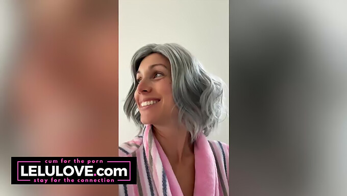 Strip-Tease Sedutor De Lelu Love E Selfie Espelhada Com Vovó. Gostaria De Foder Peruca E Vocalizações