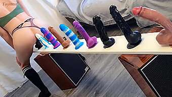 Teen-Amateurin Probiert Verschiedene Dildos Für Einen Großen Orgasmus Aus