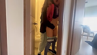 Un Couple Amateur Profite D'Une Rencontre Chaude Dans La Salle De Bain