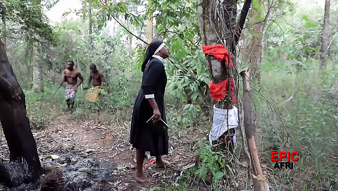 A Gostosa Negra De Bunda Grande É Fodida Por Guerreiros Africanos