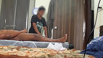 Kejutan Seorang Gadis Di Spa Ketika Ahli Terapi Urut Mengungkapkan Zakar Hitam Kecilnya