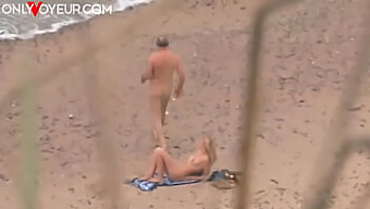 Uomo Maturo E Ragazza Fanno L'Amore In Spiaggia In Pubblico