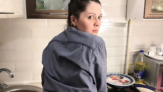 Stepmom With A Big Ass Gives Me A Creampie In The Kitchen