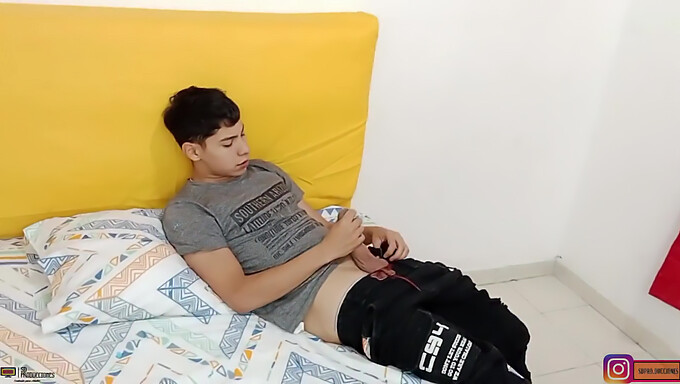 Teen S Velkým Zadečkem Si Udělá Výstřik Do Pusy - Domácí Video